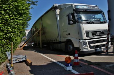 Schorndorf: Ladung auf Lkw nicht ausreichend gesichert - THW muss 250 Waschmaschinen mitten auf der Strasse umladen